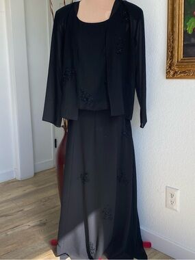 Elegant Black Long-Sleeve Evening Dress with Jacket